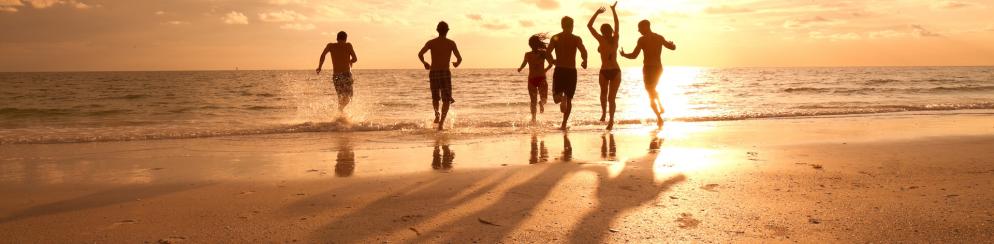 Freundesgruppe am Strand