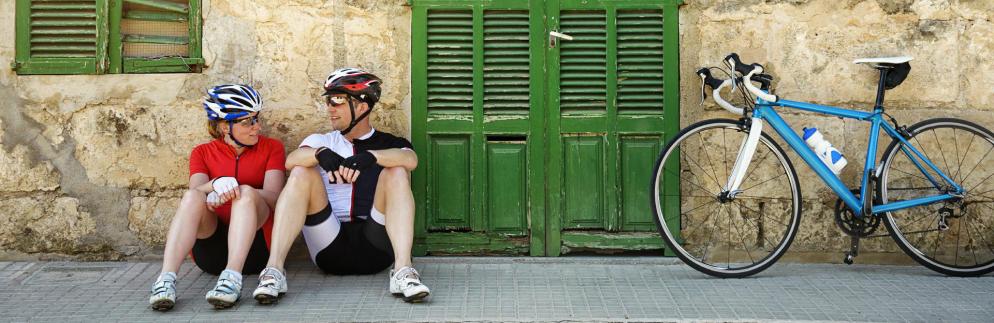 Fahrradfahrer machen Pause