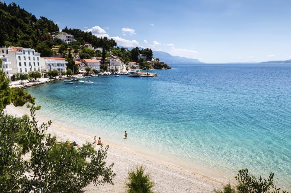 Idyllische Küstenlandschaft mit klarem Wasser und weißen Gebäuden in Kroatien