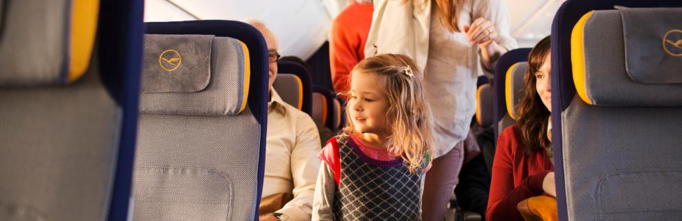 Sonstiges: Familie im Flugzeug - Lufthansa - schmal