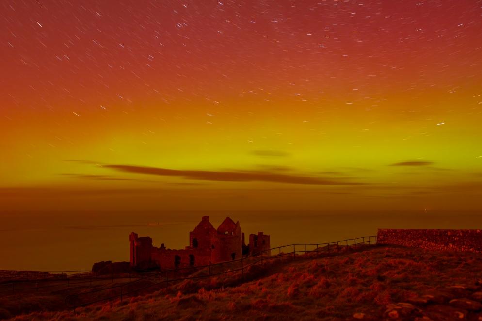 Rotes Polarlicht über Ruine
