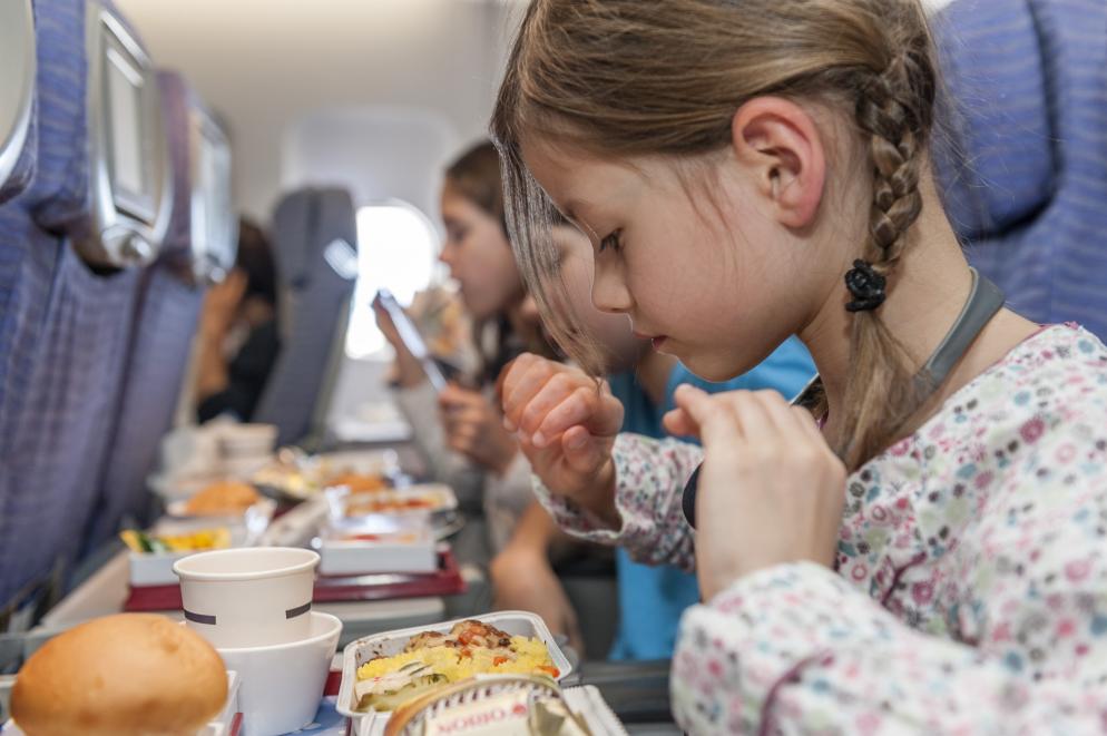 Sonstiges: Flugzeug Kind Essen Bordmahlzeit