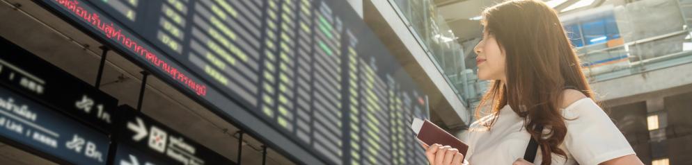 Emotion: Flughafen - Frau- Reisepass - Anzeigetafel