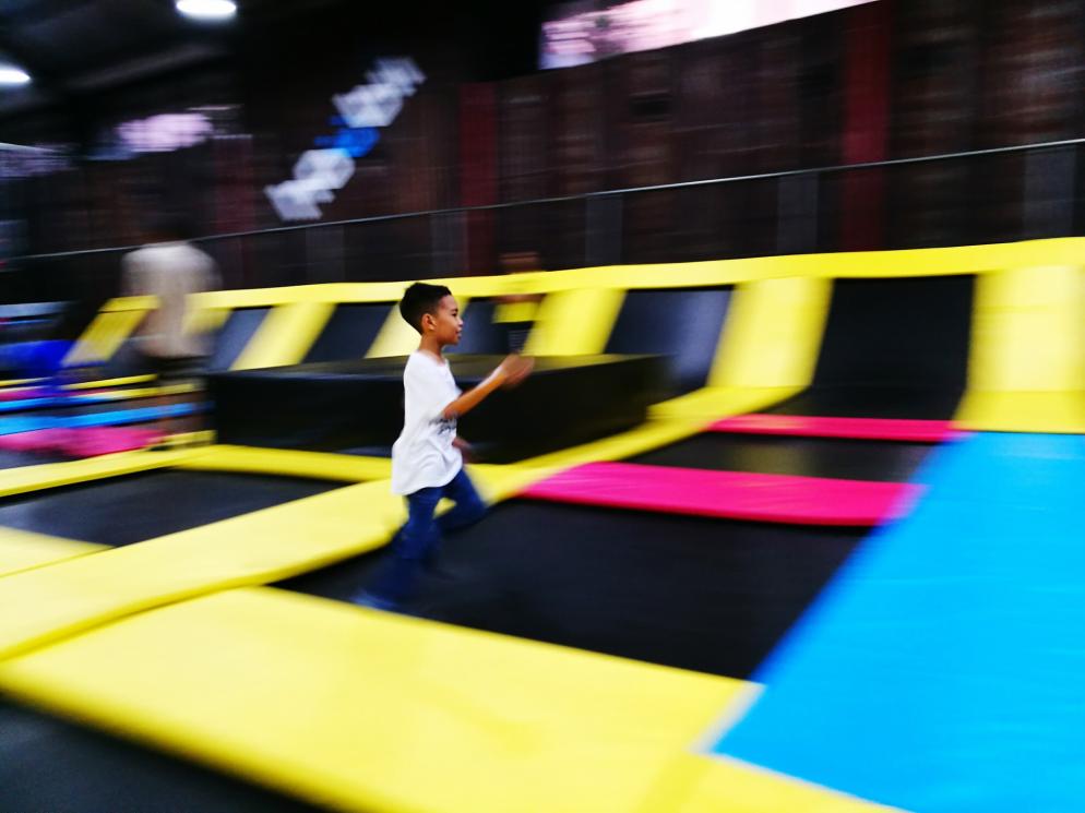 Mallorca bei Regen: Trampolin