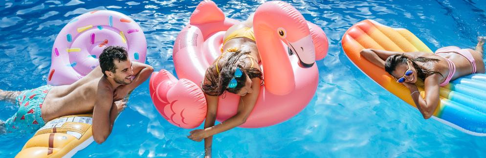 Urlaubsfinder: schmal-chillen-pool_GI_748334459