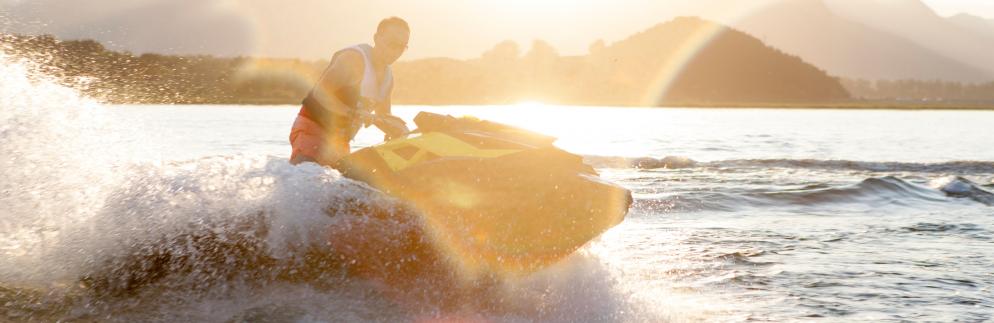 Urlaubsfinder: schmal-jetski-mann-wasser-sonne