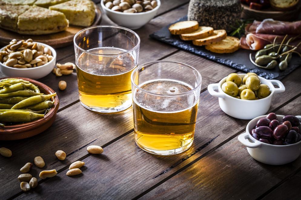 Tapas: Oliven - Bier - Peperoni - Brot - Schinken