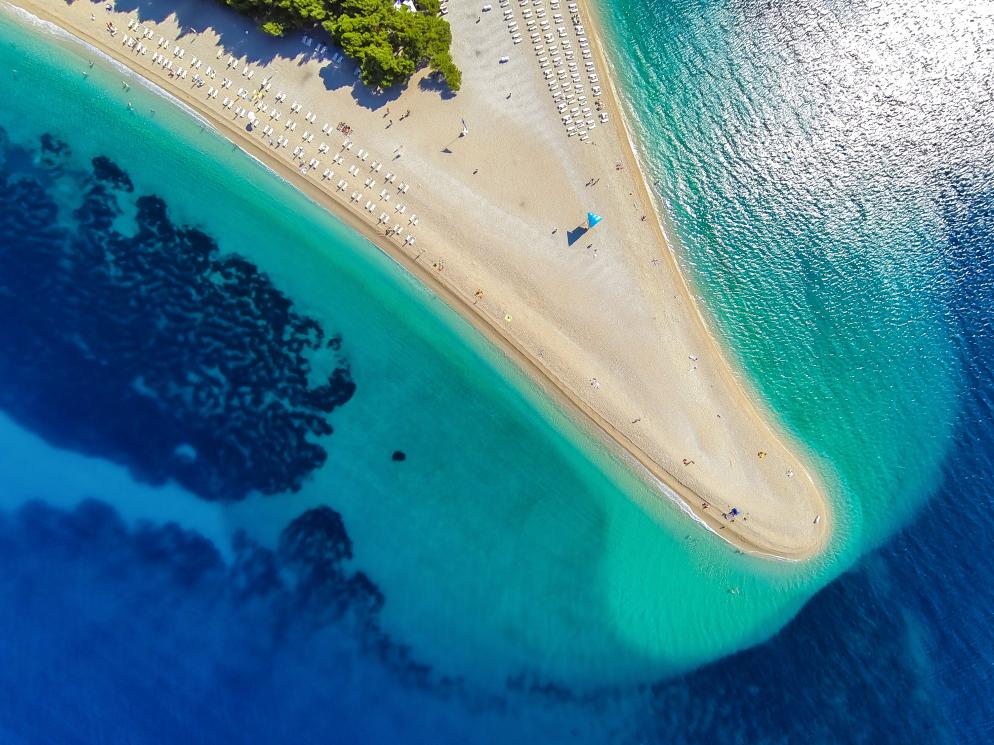 Strand von Zlatni Rat auf Brac aus der Vogelperspektive.