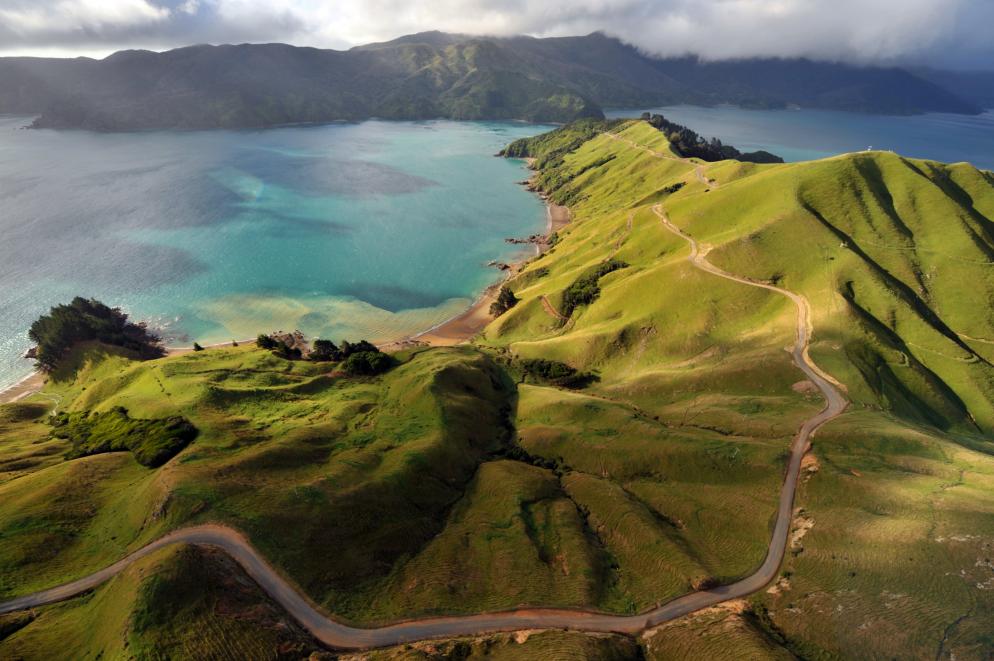 Berge und Meer des Marlborough Sounds in Neuseeland aus der Vogelperspektive.