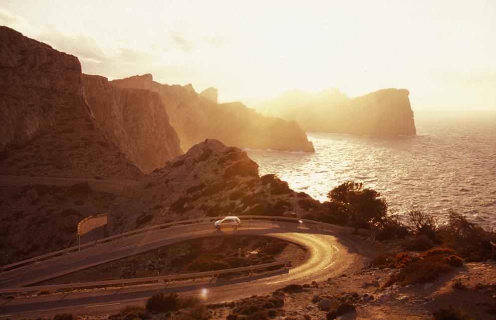Sonnenuntergang über Landschaft und Straße