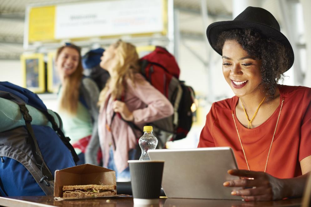 Mensch, Gepäck, Flughafen, Tisch, Essen, Getränk