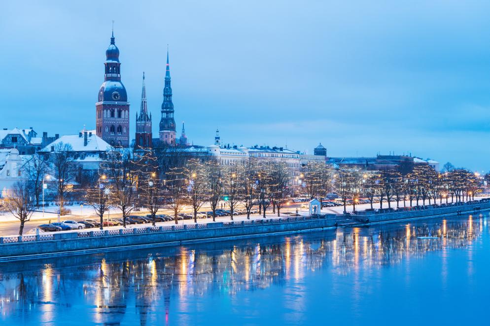 Fluss, Schnee, Kirche Riga