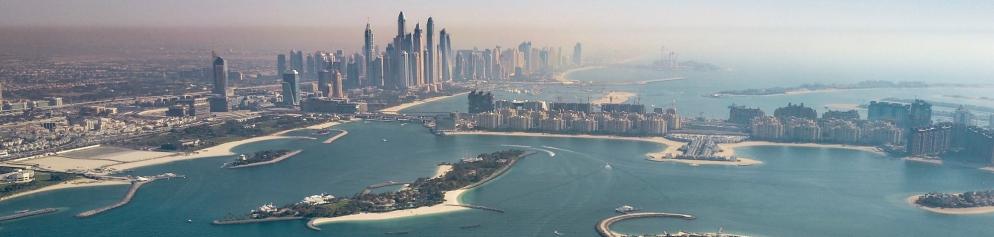 Panorama von Dubai von oben gesehen.