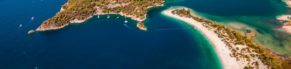 Strand von Ölüdeniz in der Türkei aus der Vogelperspektive.