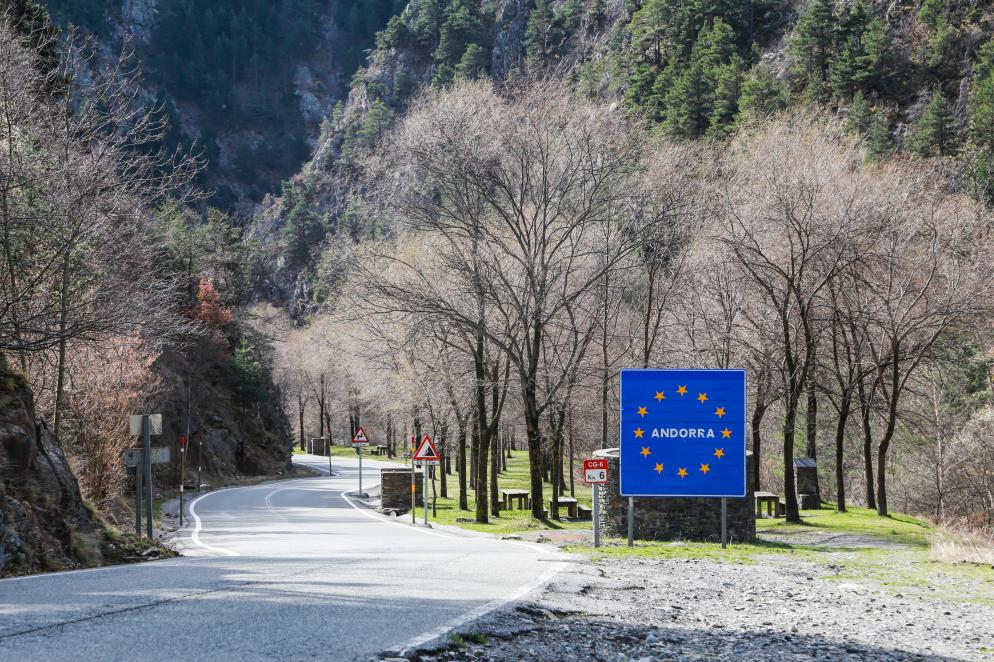 Bäume, Straße, Straßenschild Andorra